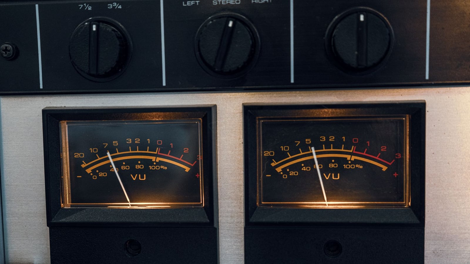 Ein analoges VU-Meter zur Messung der Lautheit in einem Linzer Studio.