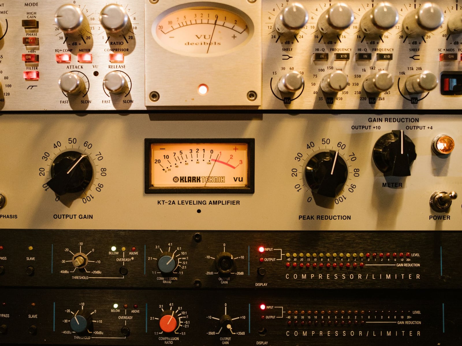 Professionelles analoges Mastering-Equipment in einem Linzer Studio.