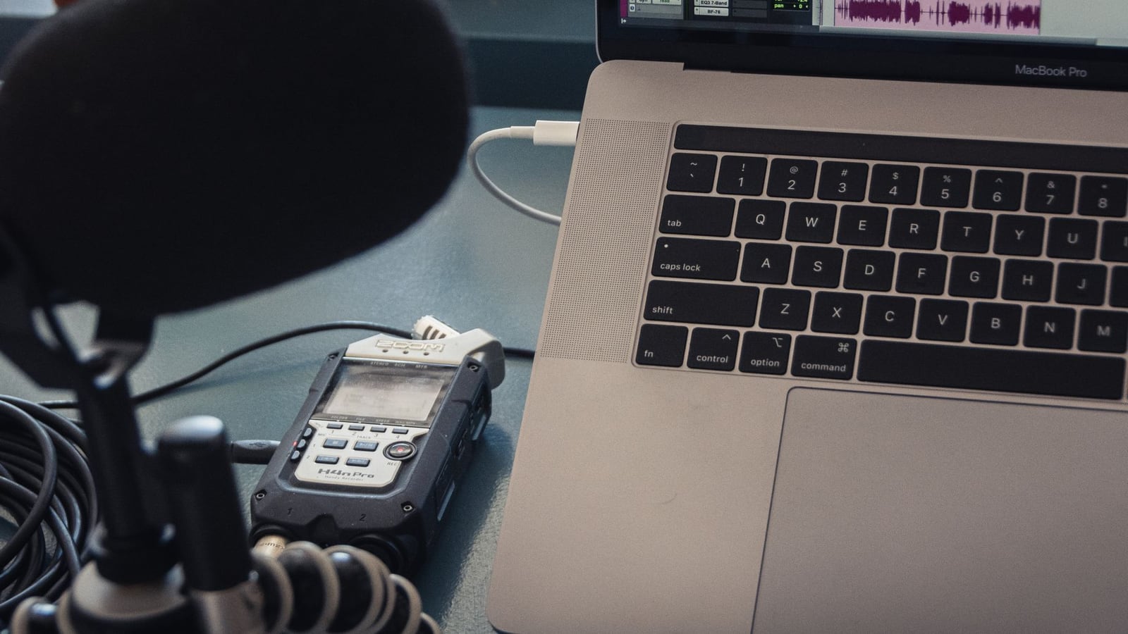 Ein Home-Studio-Setup in Linz beim Online-Zusammenhalt mit einem Profi-Studio.