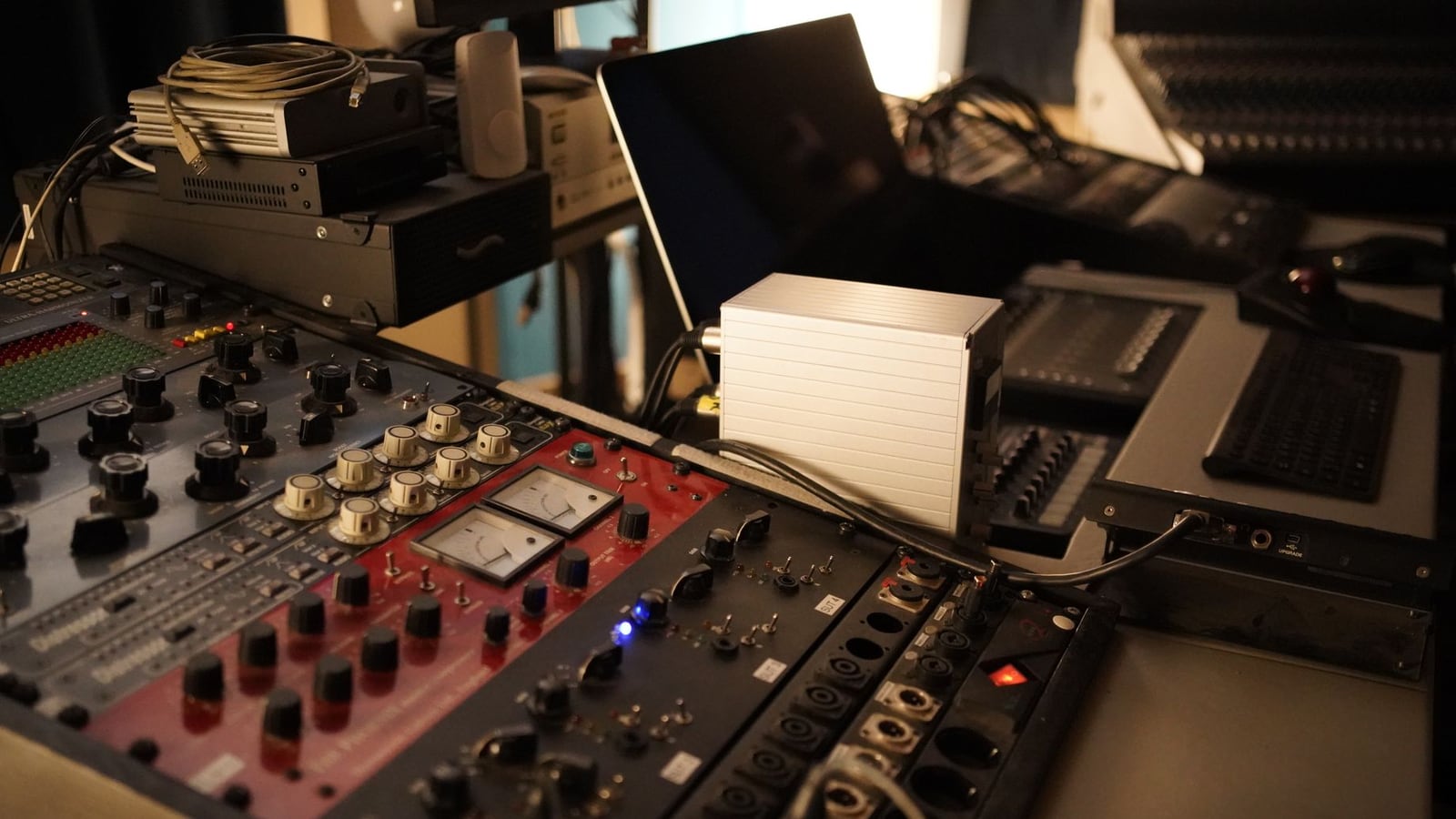 Ordentlich angeordnete Audiokabel auf einem Studiotisch in Linz.