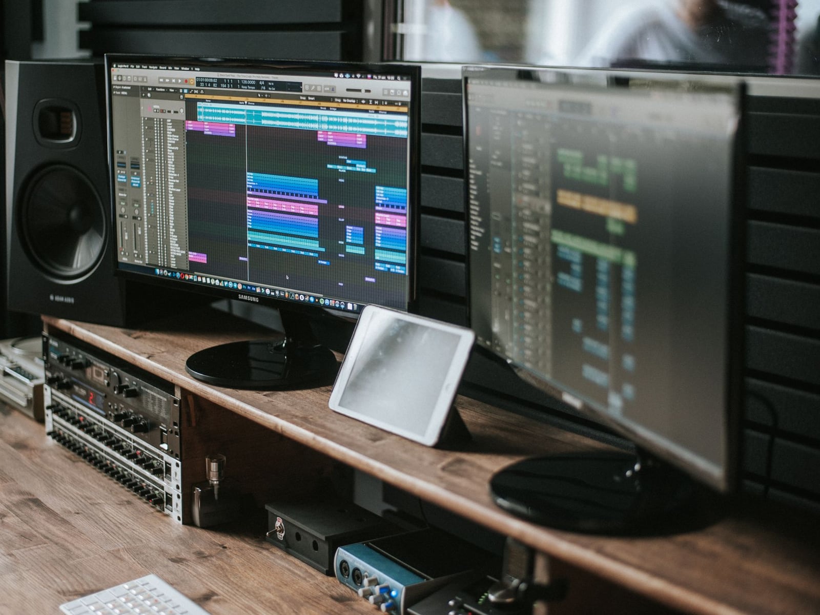Ein Bildschirm mit einer komplexen DAW-Session für Stem-Mastering in Linz.